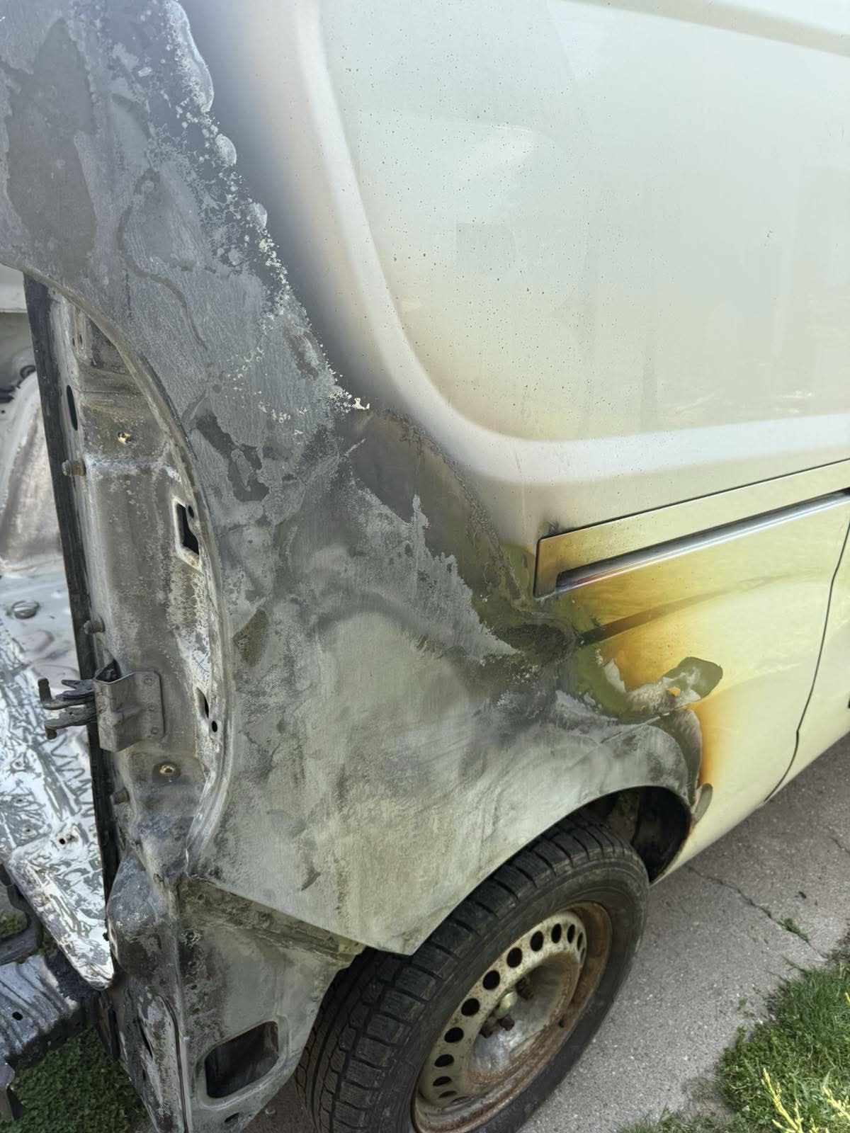 Bočna stranica kombija pre čišćenja