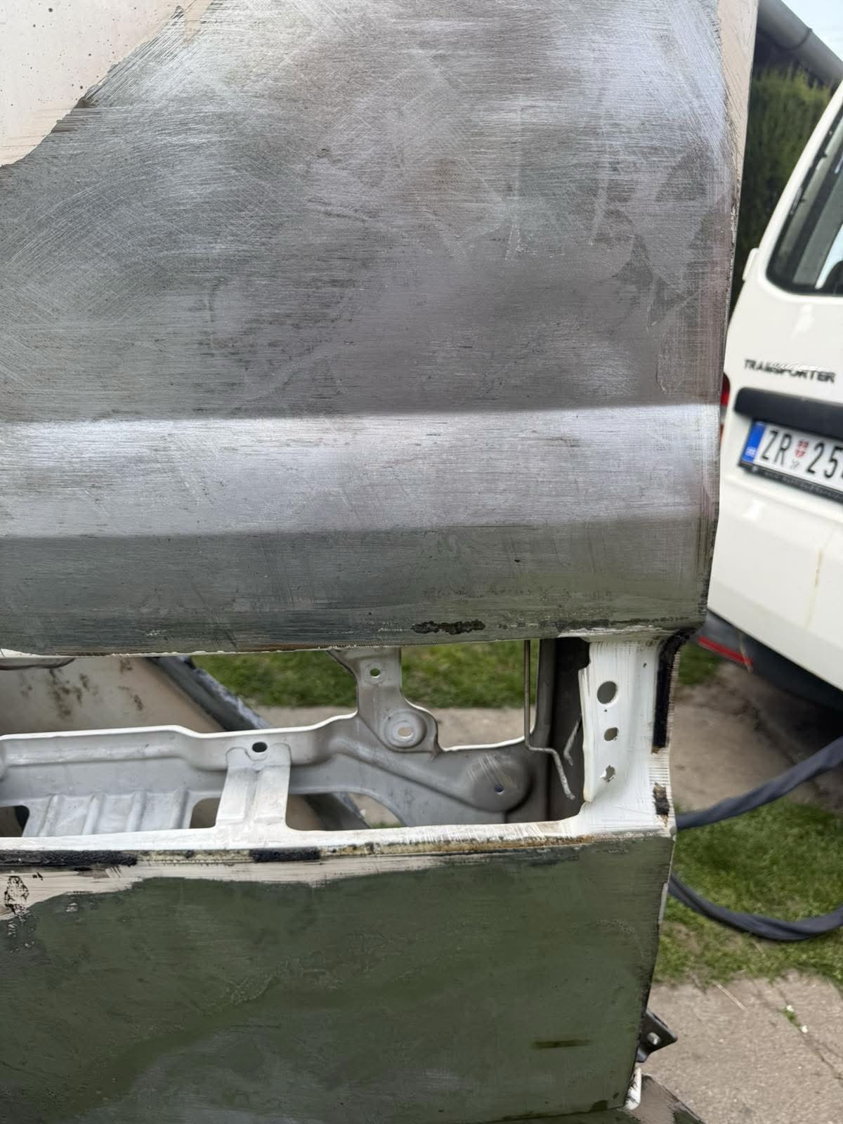Zadnji deo kombija posle laserskog čišćenja